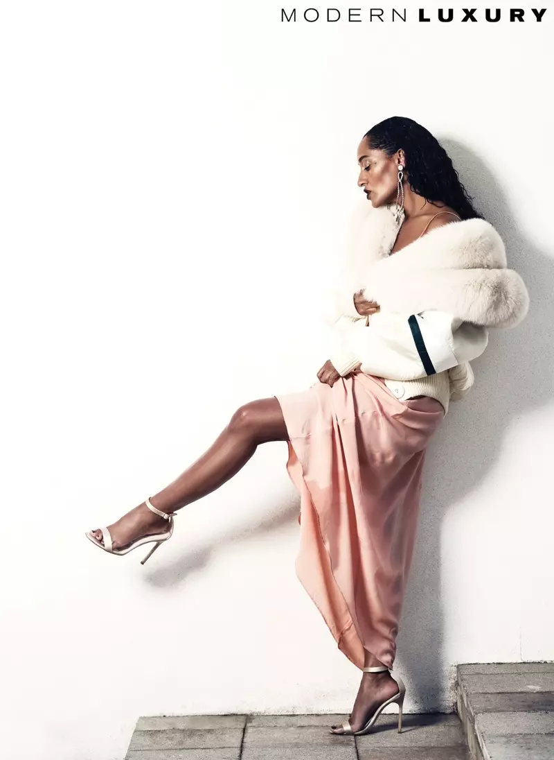 Tracee Ellis Ross sieht glamourös aus und trägt Mantel, Kleid und Ohrringe von Miu Miu mit Sandalen von Manolo Blahnik