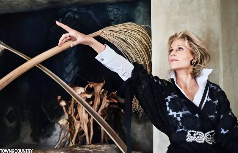Yr actores Jane Fonda yn ystum ar gyfer Town & Country Magazine