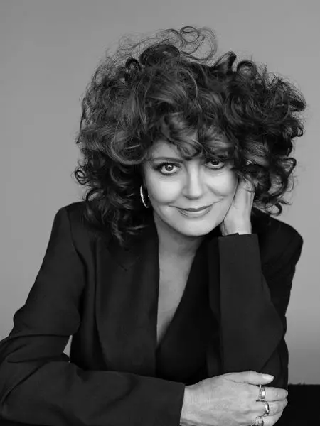 Susan Sarandon dėvi prašmatnų kostiumą ELLE UK viršelio fotosesija