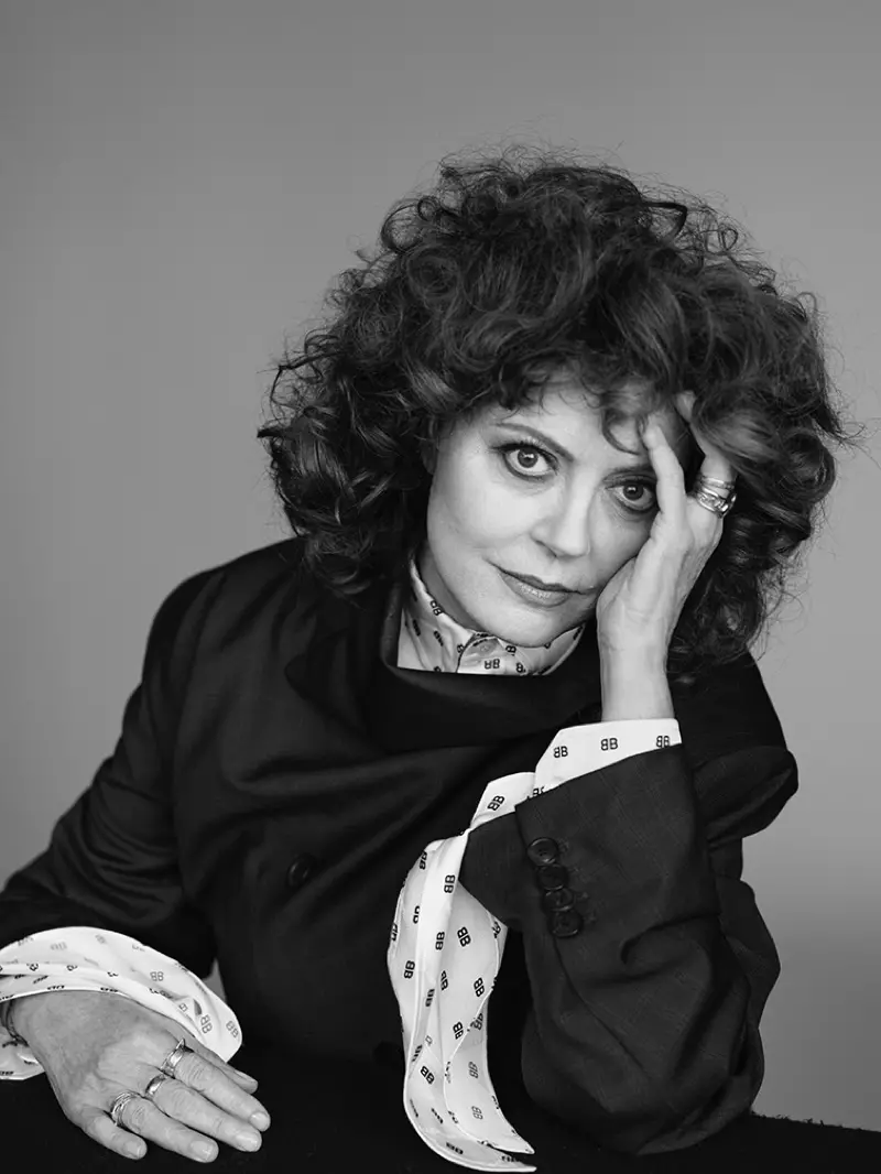 Susan Sarandon Balenciaga ceket ve bluz giyiyor