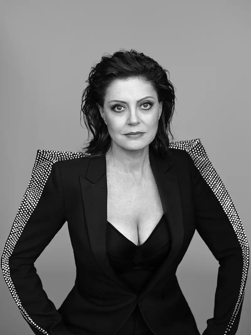 Schauspielerin Susan Sarandon posiert in einem strassbesetzten Blazer von Saint Laurent und einem BH von Fleur du Mal