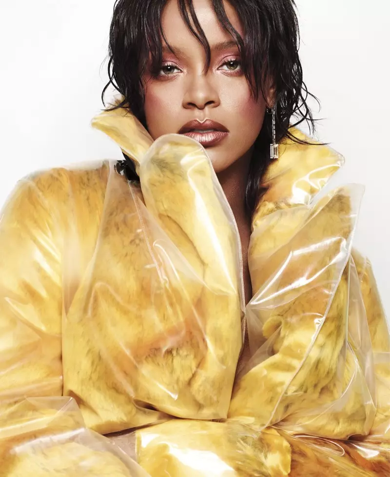 Penyanyi Rihanna nganggo jas kuning Calvin Klein