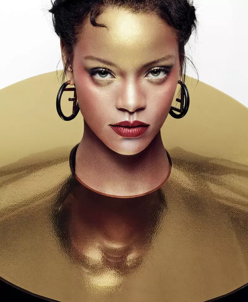 Sjongeres Rihanna posearret yn Fendi earrings en Gijs Bakker nekplaat