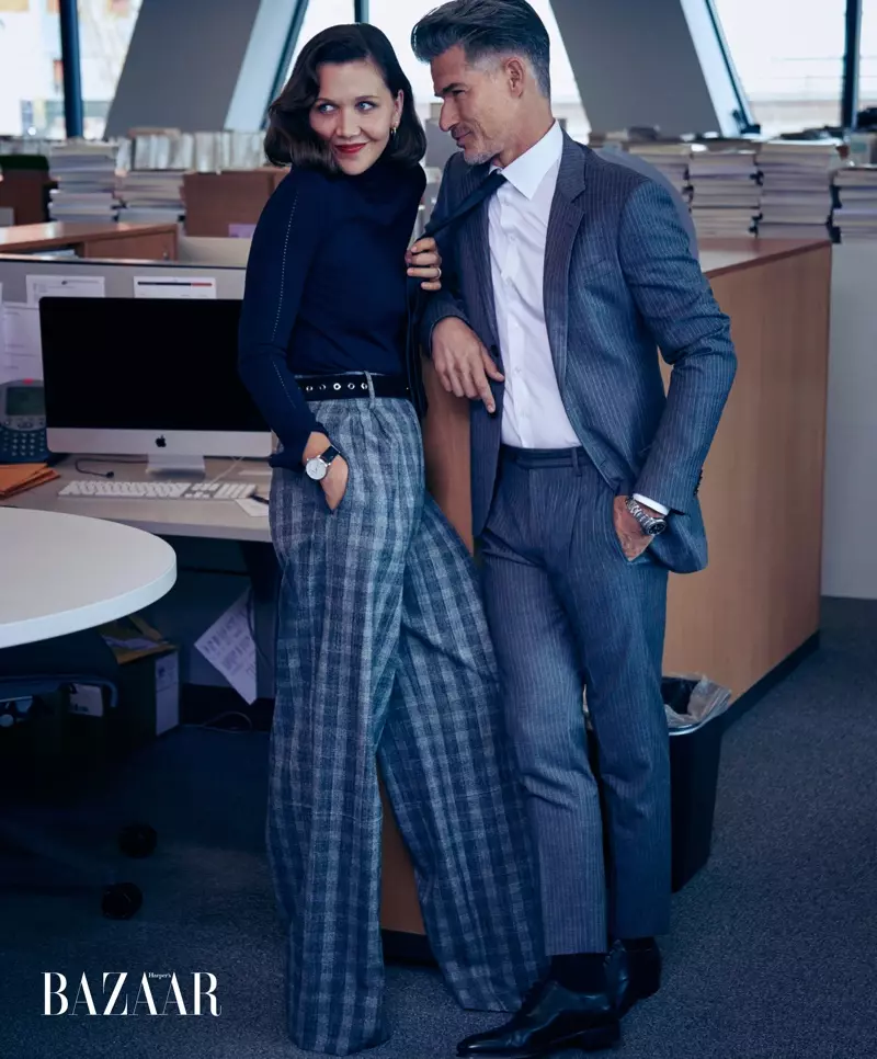 Affichant un sourire, Maggie Gyllenhaal pose en col roulé, pantalon et ceinture Piazza Sempione