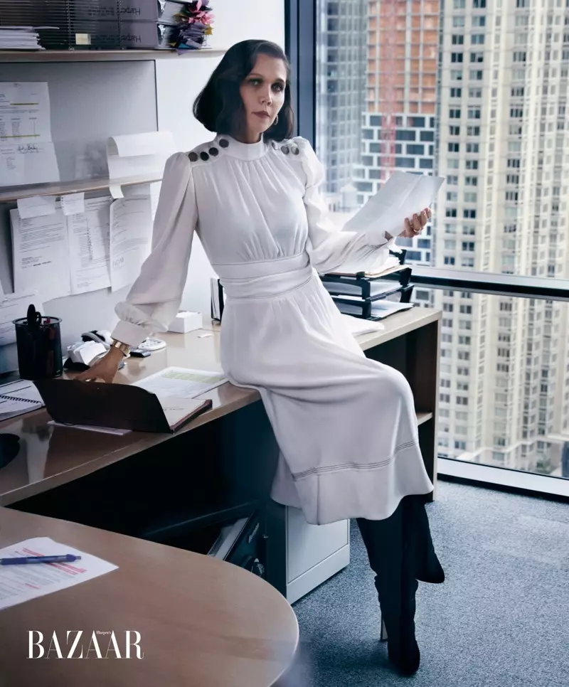 Мэгги Жилленхол Harper's Bazaar үчүн кеңсеге даяр кийимчен позада
