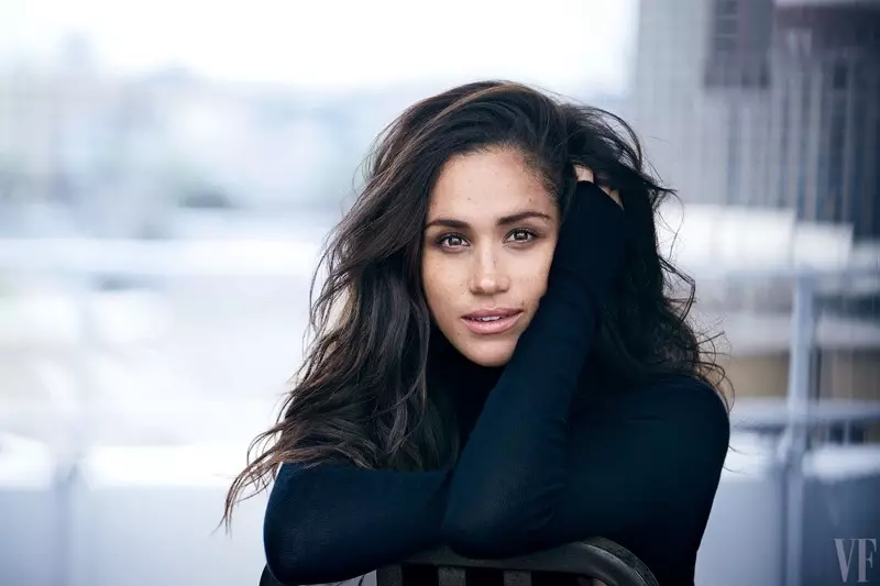 Meghan Markle Stars in Vanity Fair, Deir go bhfuil sí “I ngrá” leis an bPrionsa Harry