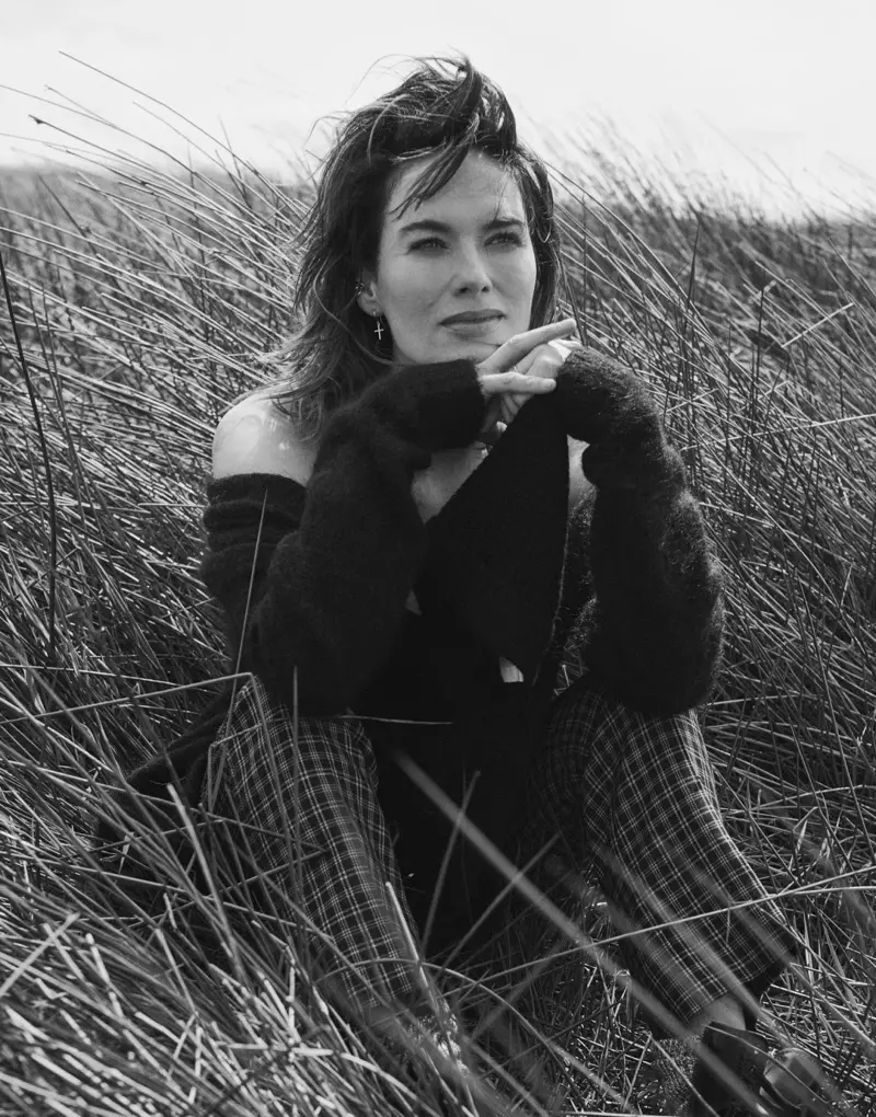 Fotografiată în alb-negru, Lena Headey poartă cardigan Acne Studios, tanc ATM Anthony Thomas Melillo și pantaloni Miu Miu