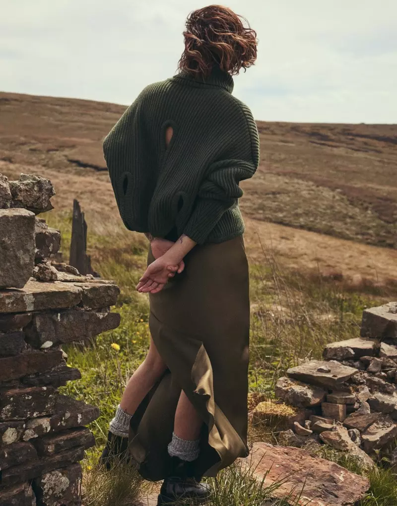 Wojambula Lena Headey amavala sweti ya Antonio Berardi turtleneck, Nili Lotan maxi skirt ndi nsapato zachikopa za Prada