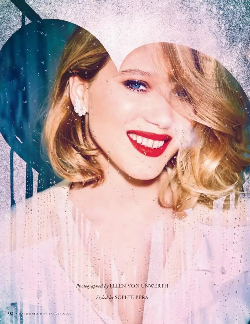 Lea Seydoux nở một nụ cười trong hình ảnh này