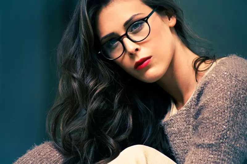 Brunette Model Oval Face Eye glasses