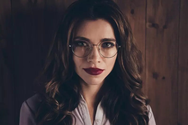 Vehivavy tsara tarehy Eyeglasses Red Lipstick Closeup