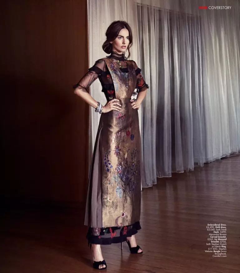 여배우 카밀라 벨(Camilla Belle)은 알렉상드르 버만(Alexandre Birman) 힐로 장식된 펜디(Fendi)의 자수 장식과 골드 드레스를 입고 있다.