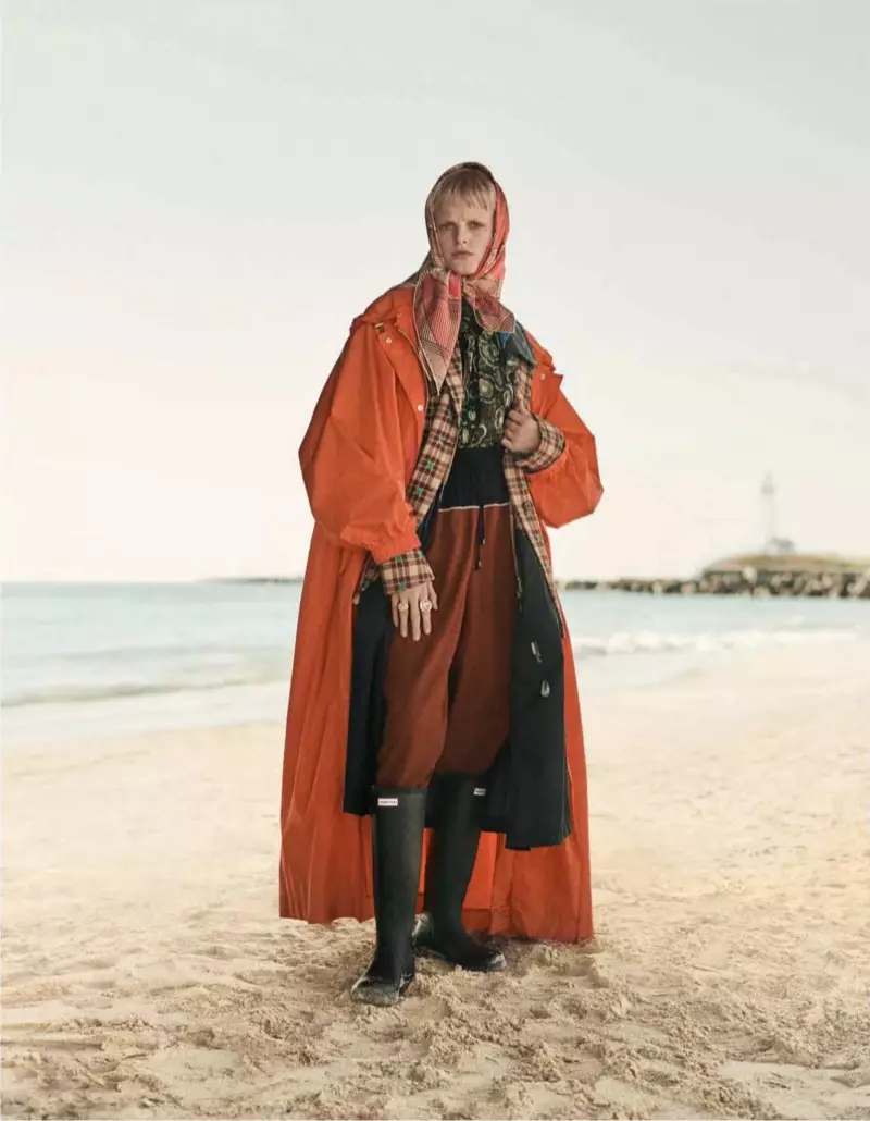 Hanne Gaby Odiele Pose dina Autumn Outerwear pikeun Vogue Jerman