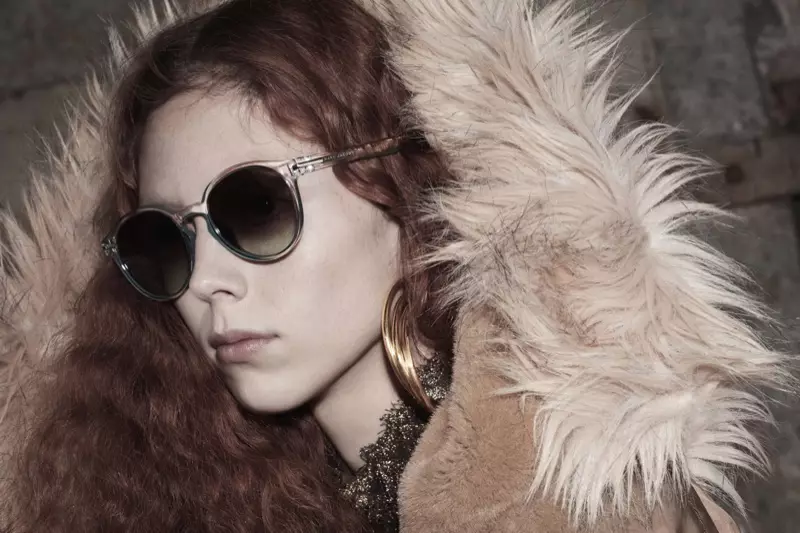 Natalie Westling di kampanyaya payiz-zivistana 2017-an a Marc Jacobs de şûşeyên rojê li xwe dike.