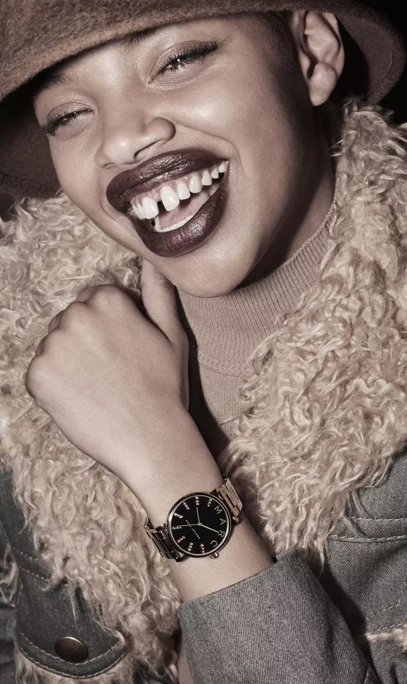 Slick Woods model jam tangan Roxy Glitz Rainbow dalam kempen musim luruh musim sejuk 2017 Marc Jacobs