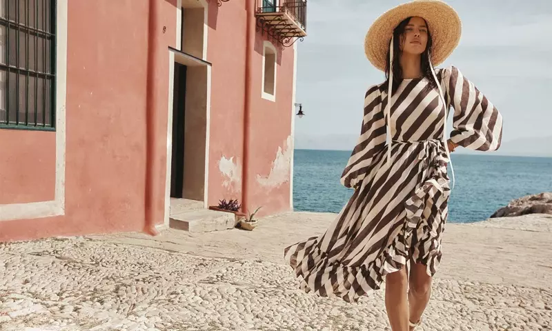 Distinguendosi a strisce, Irina Shayk è alla guida della campagna 2021 di Zimmermann Resort Swim.