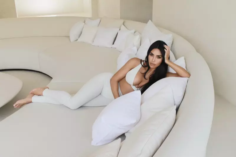 Η Kim Kardashian πρωταγωνιστεί στην καμπάνια της SKIMS Cotton Collection