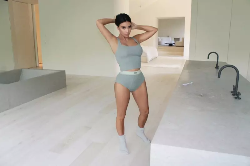 Desainer SKIMS Kim Kardashian pose dina Koléksi Kapas énggal