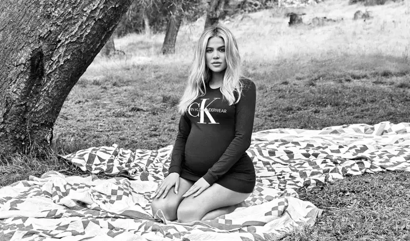 Gravid Khloe Kardahsian poserar för Calvin Klein Jeans höstkampanj 2018