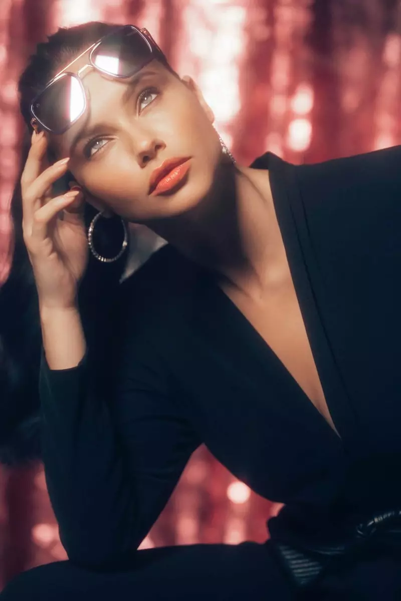 Supermodellen Adriana Lima poserer i Love Sienna-solbriller fra Prive Revaux