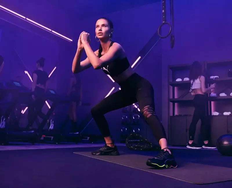 Adriana Lima při cvičení modeluje kolekci PUMA Zone XT