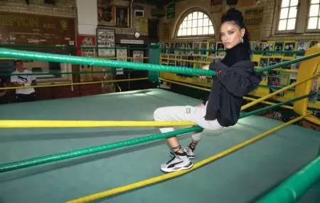 Adriana Lima Menghadirkan Pukulan Stylish untuk Kolaborasi PUMA