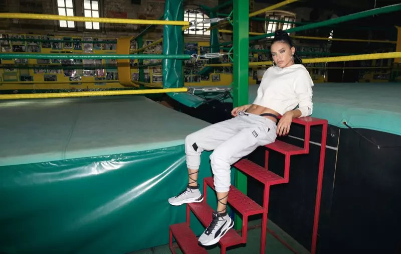 Supermodel Adriana Lima tsim cov khaub ncaws hnav nrog PUMA