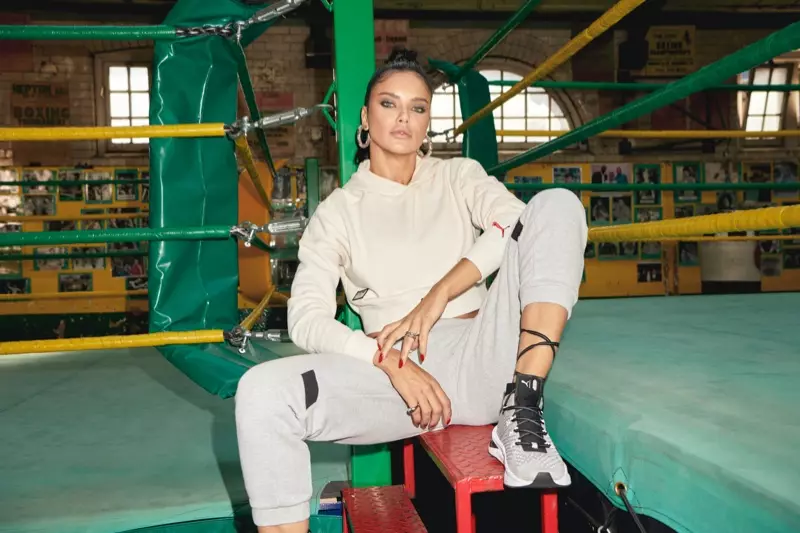 Nag-posing sa usa ka boxing gym, si Adriana Lima nagsul-ob sa iyang PUMA nga kolaborasyon