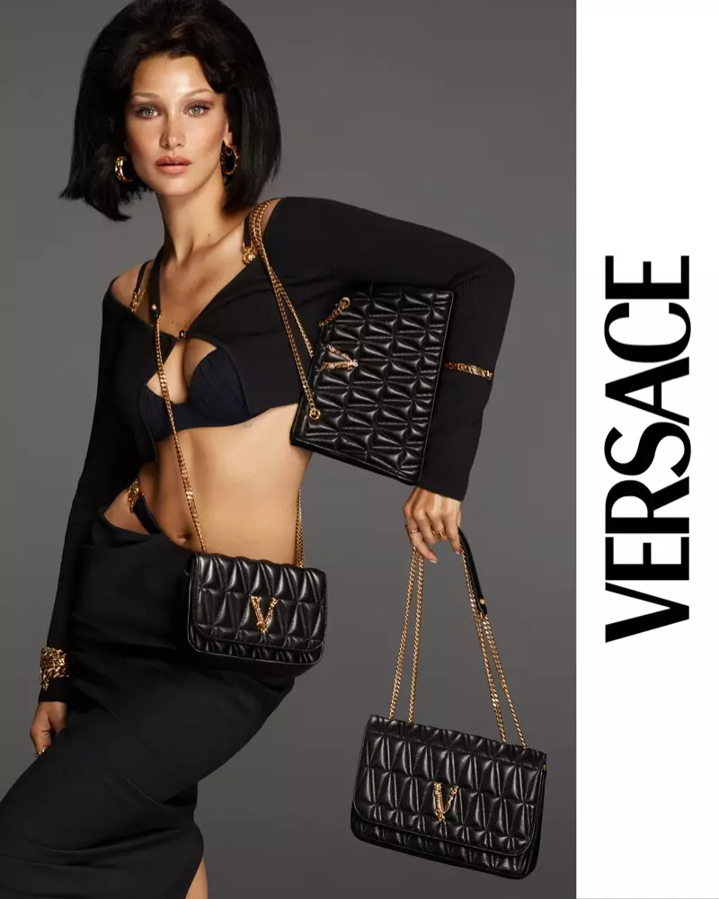 Exibindo a barriga, Bella Hadid encabeça a campanha de bolsas Versace Virtus 2021.