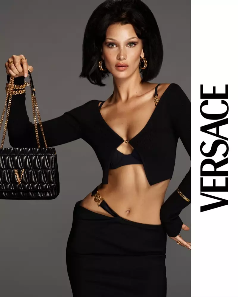 Model Bella Hadid akuwonetsa kampeni ya Versace Virtus handbag 2021.