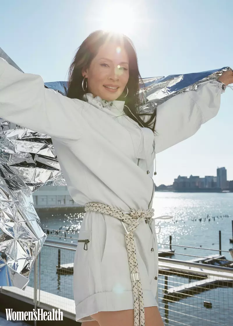 Lucy Liu har på seg Dodo Bar Eller jumpsuit, Iro-belte og Jennifer Fisher-smykker.