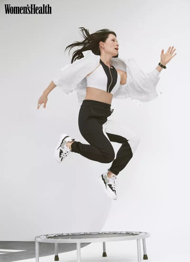 Lucy Liu fait un saut dans la veste Athleta, le haut Oye Swimwear, le pantalon Koral et les baskets Pierre Hardy.