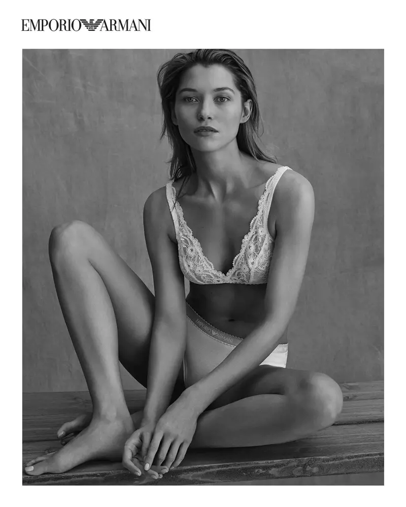 Hana Jirickova ĉefrolas en la kampanjo printempo-somera 2021 de Emporio Armani Underwear.