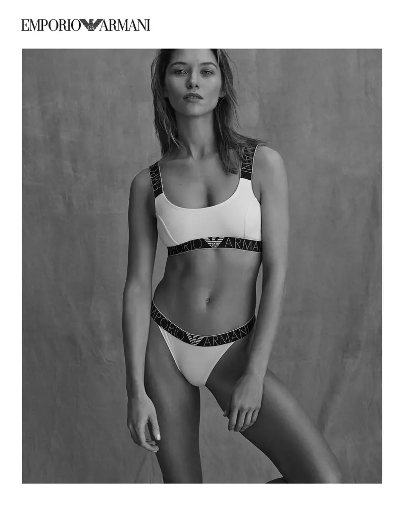 Modelo Hana Jirickova pozas por la kampanjo printempo-somera 2021 de Emporio Armani Underwear.