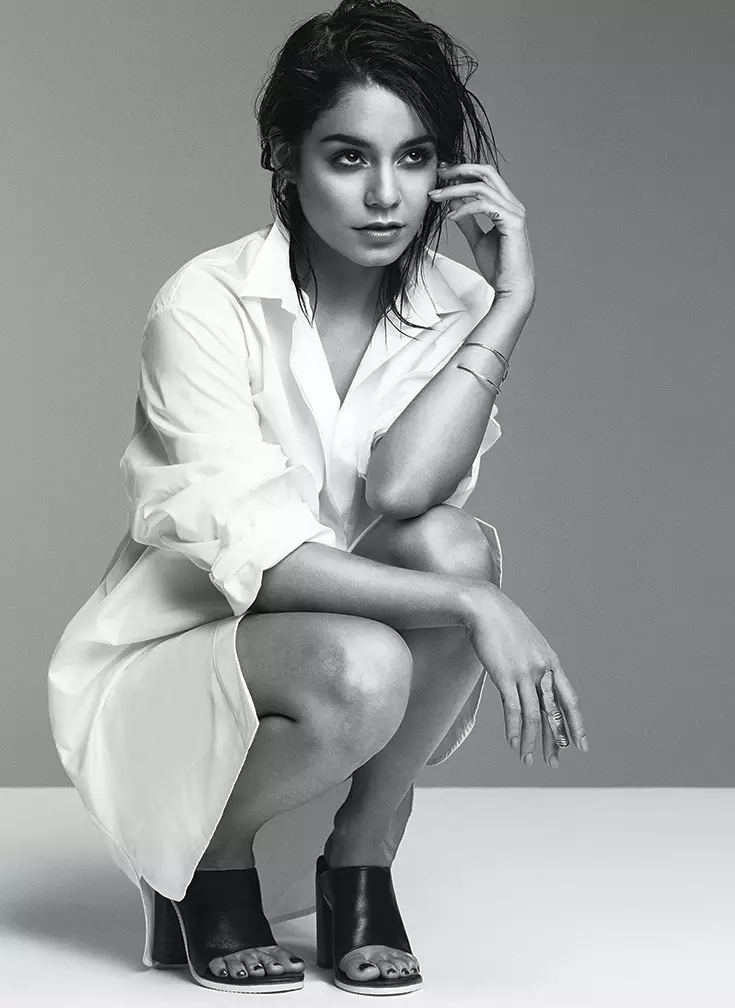 Vanessa Hudgens joue dans la séance photo de couverture de Flare en février 2014