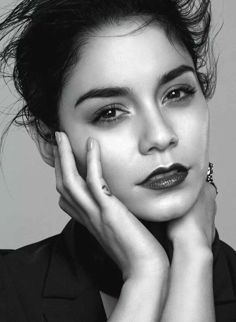 Vanessa Hudgens 2014-nji ýylyň fewral aýynyň örtüginde surata düşýär