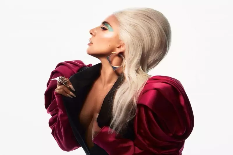 Nagpakita og pose, si Lady Gaga nagsul-ob ni Alexander McQueen blazer ug Rainbow Unicorn Birthday Surprise nga ariyos