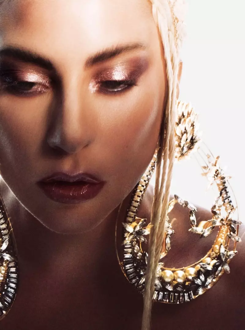 Lady Gaga membuat pernyataan dengan anting-anting Erickson Beamon