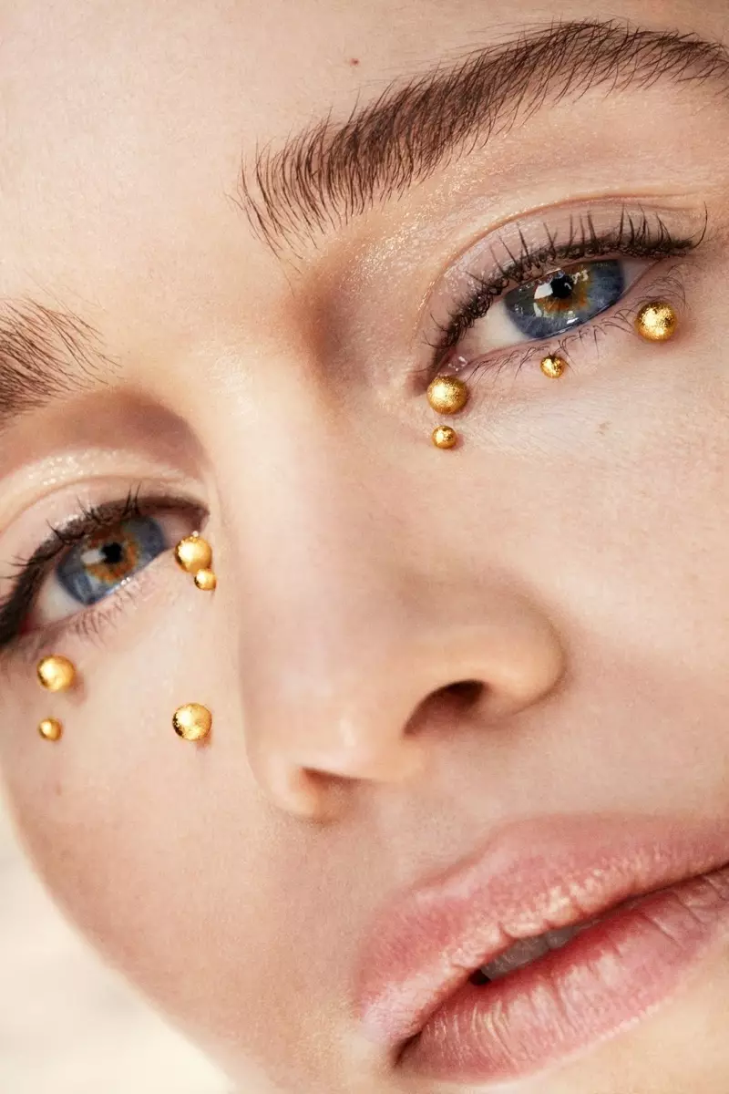 Էմիլիա Քլարկը ցուցադրում է ոսկեգույն աչքեր