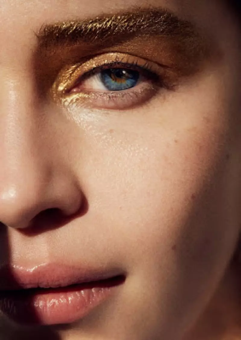 Կրելով ոսկեգույն գեղեցկության տեսք՝ Էմիլիա Քլարկը ապշեցնում է այս կադրում
