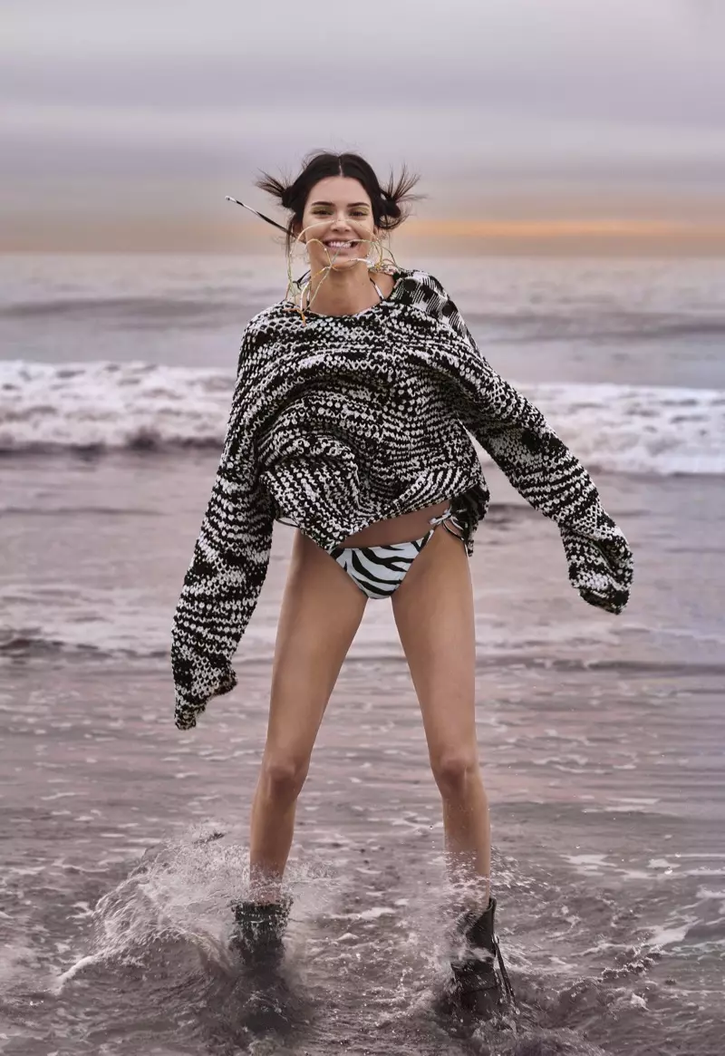 Kendall Jenner félkövér mintákkal pózol a csábításért