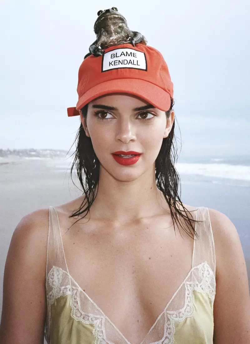 Η Kendall Jenner ποζάρει με έντονες στάμπες για το Allure