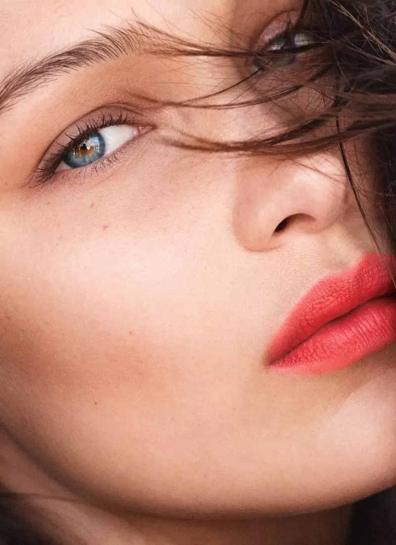 Bella Hadid Models Bold Lipstick Looks в Allure