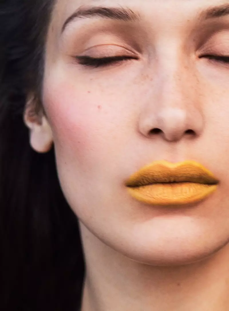 Model Bella Hadid Lipstik Bold Katon ing Allure