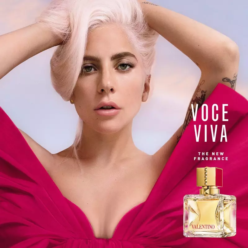 ValentinoはVoceVivaフレグランス広告キャンペーンでLadyGagaを利用しています。