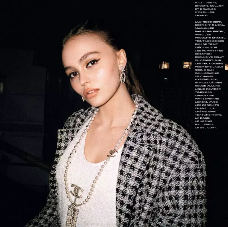 Yr actores Lily-Rose Depp yn ystumio yn ensemble Chanel