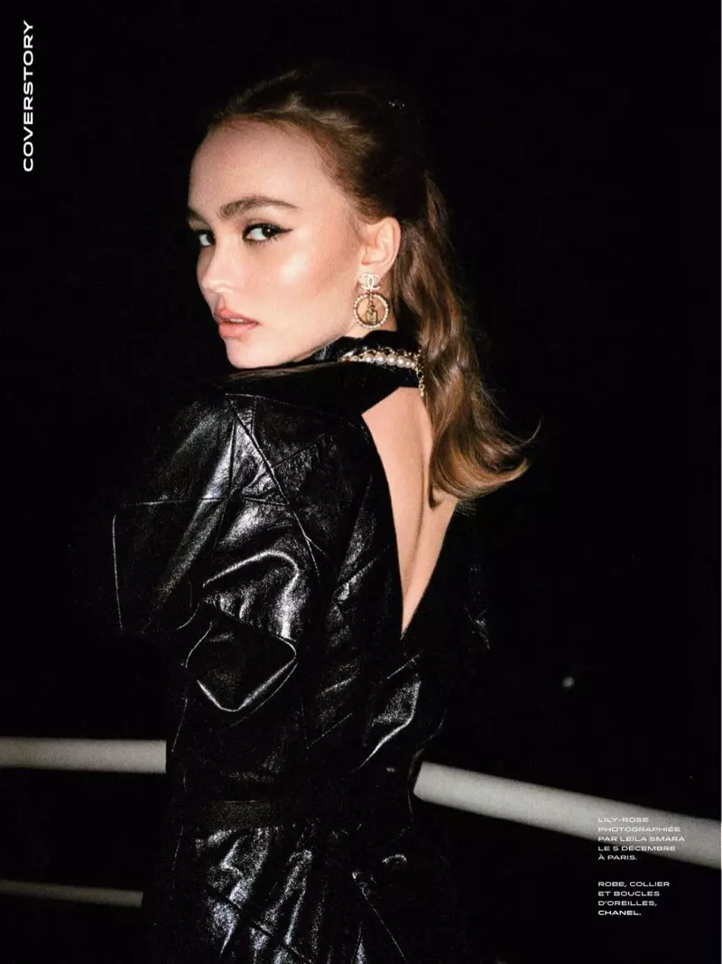 Leikkonan Lily-Rose Depp situr fyrir í Chanel kjól, hálsmeni og eyrnalokkum