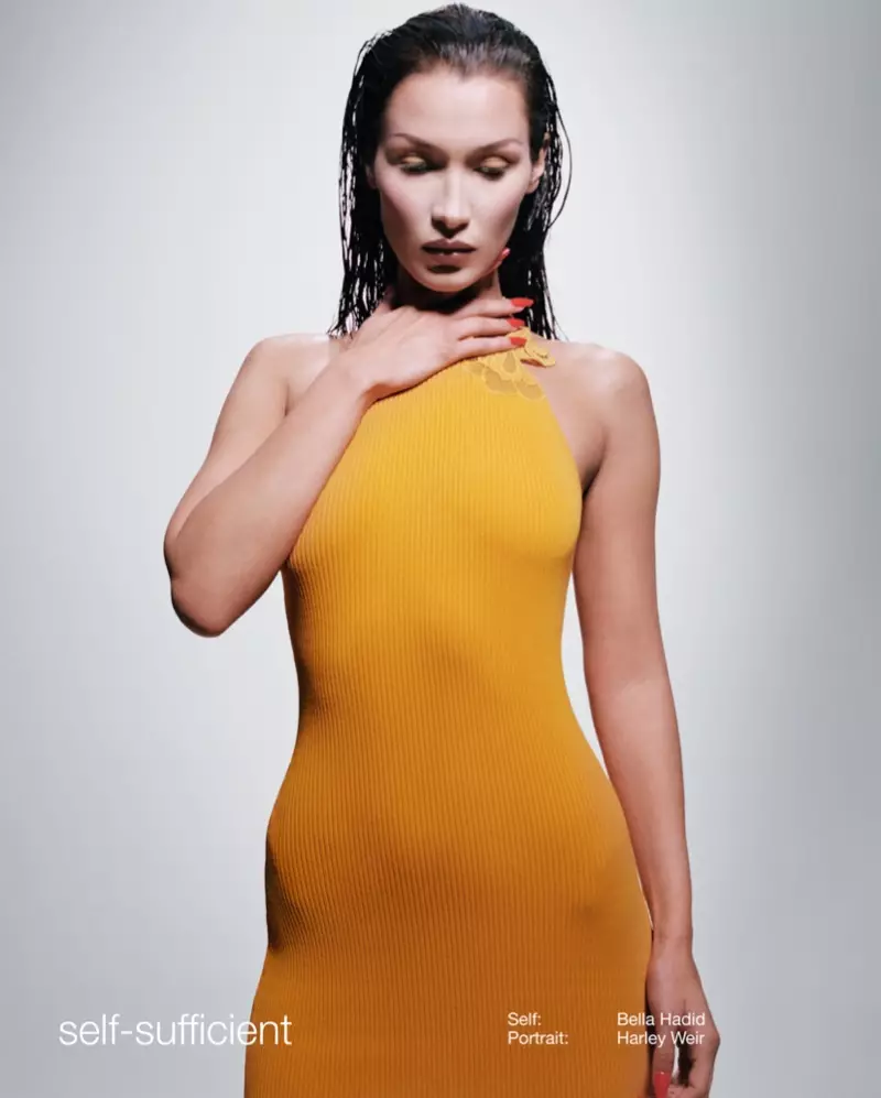 Bella Hadid má na sebe pletené šaty v kampani Autoportrét jar-leto 2021.