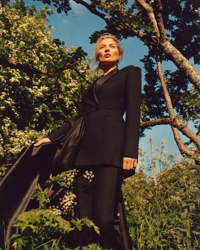 Kate Moss phối đồ cho chiến dịch thu đông 2019 của Alexander McQueen