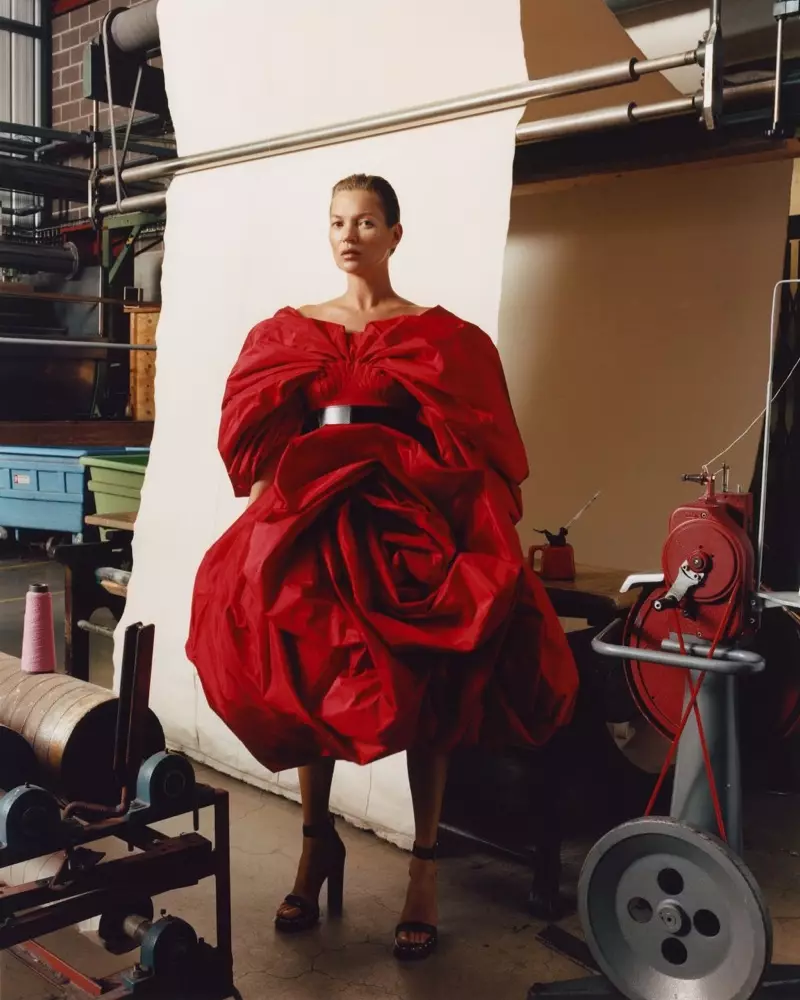 Diện trang phục màu đỏ, Kate Moss tham gia chiến dịch Alexander McQueen mùa thu-đông 2019